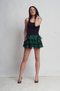 Stüdyoda fotoğraf çekimi. Manken olarak beyaz bir kadın. Portreler