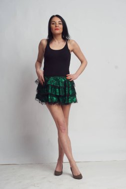 Stüdyoda fotoğraf çekimi. Manken olarak beyaz bir kadın. Portreler