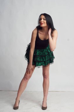 Stüdyoda fotoğraf çekimi. Manken olarak beyaz bir kadın. Portreler