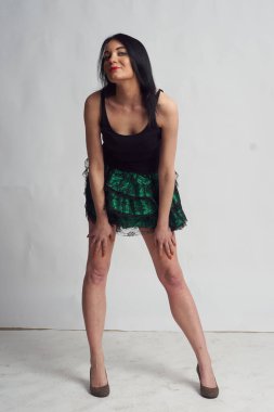 Stüdyoda fotoğraf çekimi. Manken olarak beyaz bir kadın. Portreler