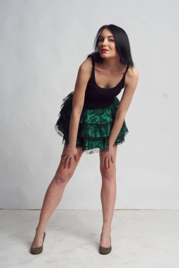 Stüdyoda fotoğraf çekimi. Manken olarak beyaz bir kadın. Portreler