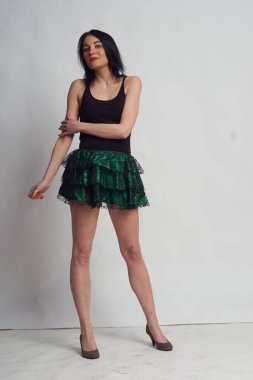 Stüdyoda fotoğraf çekimi. Manken olarak beyaz bir kadın. Portreler