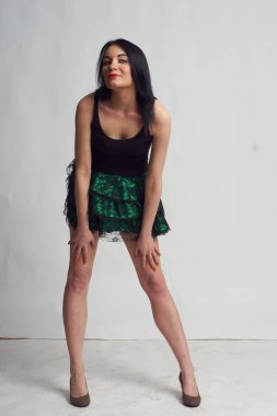 Stüdyoda fotoğraf çekimi. Manken olarak beyaz bir kadın. Portreler