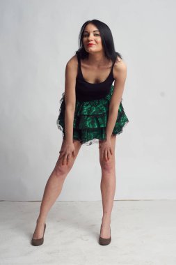 Stüdyoda fotoğraf çekimi. Manken olarak beyaz bir kadın. Portreler