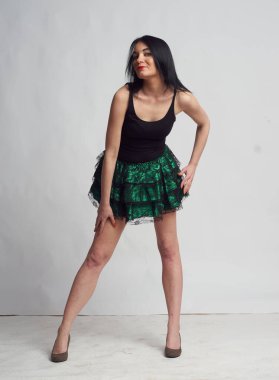 Stüdyoda fotoğraf çekimi. Manken olarak beyaz bir kadın. Portreler