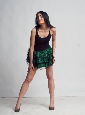 Stüdyoda fotoğraf çekimi. Manken olarak beyaz bir kadın. Portreler