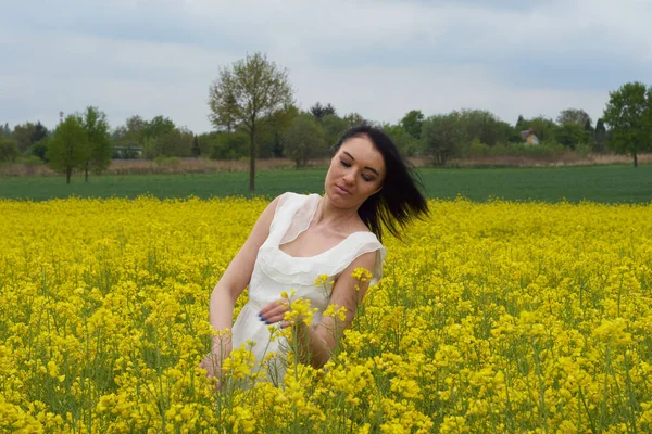 Una Niña Campo Flores Amarillas Hermoso Paisaje Primavera Día Soleado — Foto de Stock