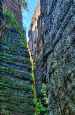 Çek Cumhuriyeti 'nin Adrspach şehrinde bir rock kasabası. Fotoğraf HDR sisteminde yakalandı