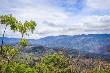 Kırsal peyzaj güzel görünümü. bulutlu gökyüzü altında Kosta Rika.