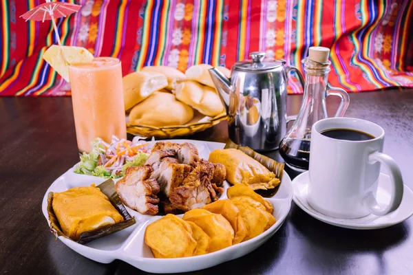 Comida Peruana Desayuno Tamales Con Chicharron — Foto de Stock