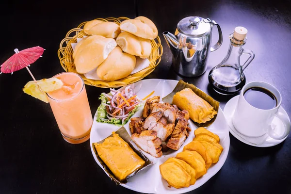 Comida Peruana Desayuno Tamales Con Chicharron — Foto de Stock