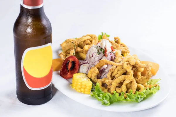 Comida Peruana Ceviche Pescado Con Calamar Con Cerveza — Foto de Stock