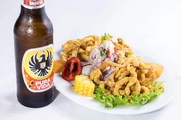 Comida Peruana Ceviche Pescado Con Calamar Con Cerveza — Foto de Stock