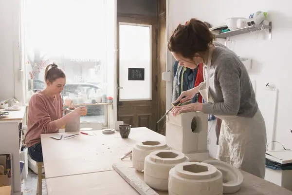 Deux Céramistes Travaillent Sur Leurs Céramiques Dans Atelier Poterie — Photo