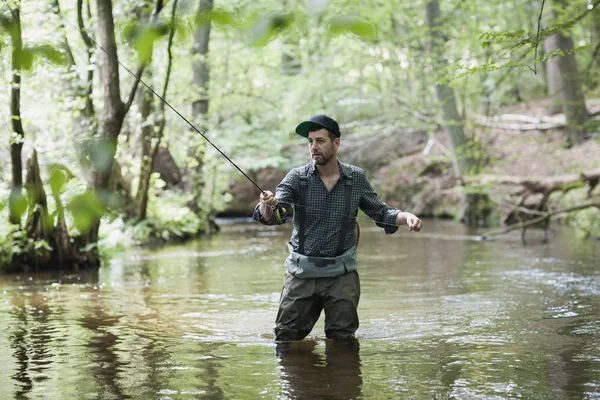 Homem Paciente Waders Pesca Com Mosca Rio Área Florestal — Fotografia de Stock