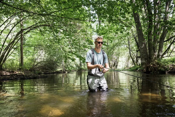 Homem Pesca Com Mosca Rio Área Floresta — Fotografia de Stock