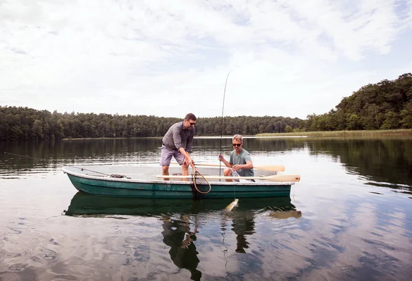 Dois Pescadores Mosca Travaram Lúcio Barco Lago — Fotografia de Stock