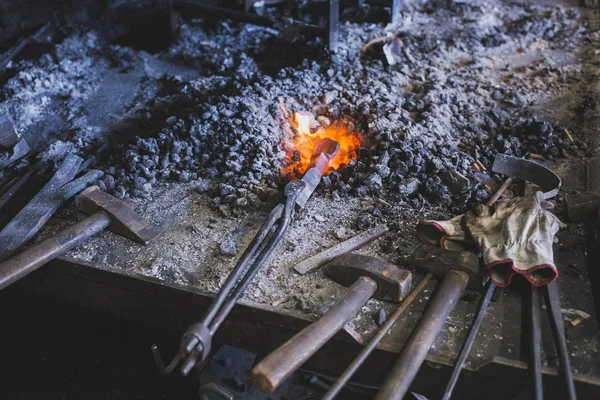 Kovács Melegszik Műhelyben Egy Vasrúddal — Stock Fotó