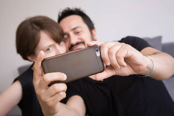 Una Pareja Joven Está Haciendo Selfies Con Teléfono Inteligente — Foto de Stock