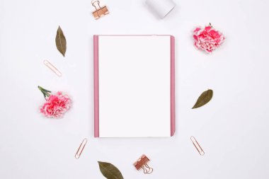 Günlük beyaz arka plan üzerinde pembe karanfil çiçek ile alay. Düz yatıyordu, en iyi görünüm. şık kadın blogger kavramı. 
