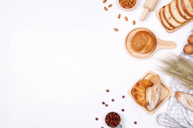Ev yapımı ekmek ya da topuz, kruvasan ve ekmek malzemeler, un, badem fındık, fındık, yumurta beyaz arka plan, fırın arka plan çerçeve, yemek kahvaltı kavramı. Düz yatıyordu, en iyi görünüm ve kopya alanı