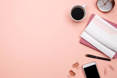 Ofis tablo masası smartphone ve diğer office ile pembe arka plan sağlar. Üstten görünüm kopya alanı, düz ile yatıyordu.