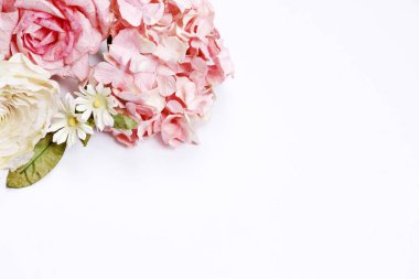 Çerçeve ve bej pembe güller, yeşil yapraklar, mavi ortanca dalları beyaz zemin üzerine yaptı. Düz yatıyordu, en iyi görünüm. Düğün'ın arka plan. Valentine'nın arka plan kopya alanı ile.