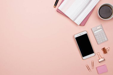 Ofis tablo masası smartphone ve diğer office ile pembe arka plan sağlar. Üstten görünüm kopya alanı, düz ile yatıyordu.