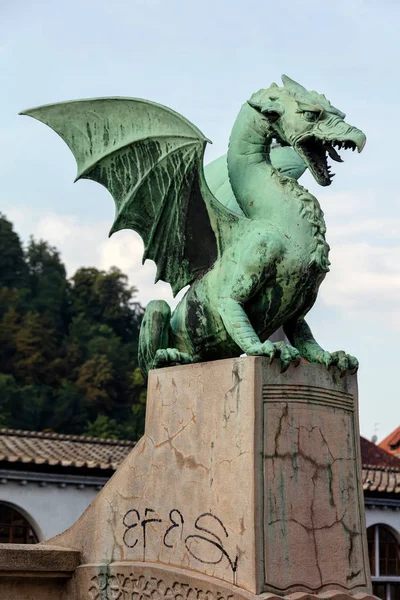 Posąg Smoka Dragon Bridge Lublanie Słowenia Most Ozdobiony Rzeźbami Dragon — Zdjęcie stockowe