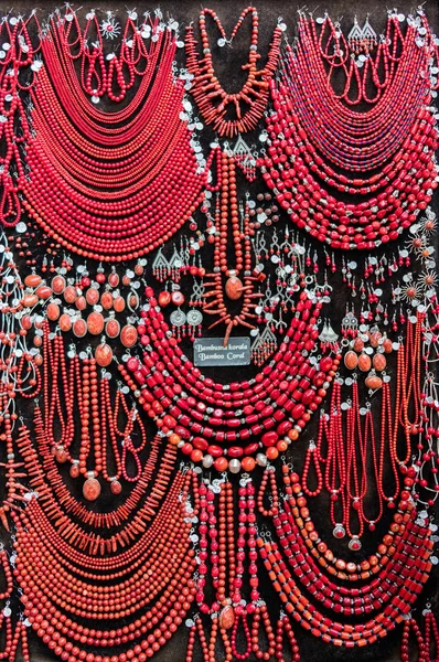 Postojna Slovenia Juli 2018 Perhiasan Karang Bambu Merah Tersortir Dipamerkan — Stok Foto