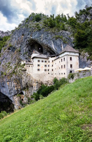 Predjama Castle Gelegen Het Dorp Van Predjama Slovenië Gebouwd 1570 — Stockfoto