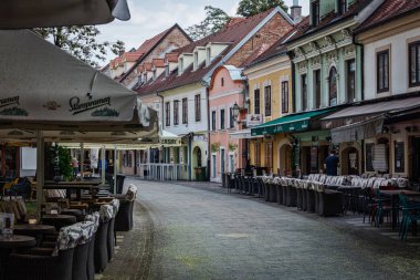 Zagreb, Hırvatistan, 22 Temmuz 2018: Restoranlar kadar açık tablolar Zagreb, Hırvatistan Ivan Tkalcic'ın sokakta sabahın erken saatlerinde ayarı vardır