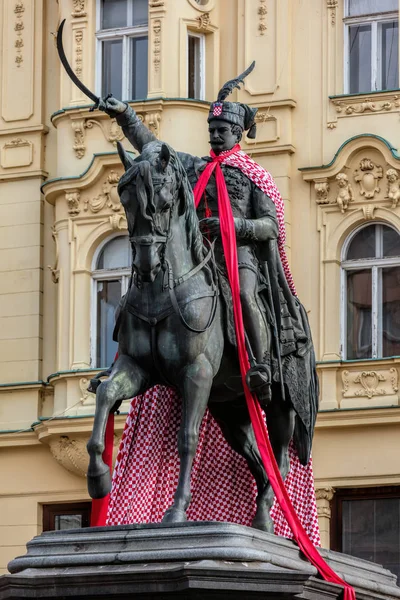 Josip イェラチッチ 1866 年にザグレブでイェラチッチ広場にアントン ドミニク Fernkorn によって建立された像 イェラチッチ クロアチアの国民的英雄がハプスブルグ家の規則の間にクロアチアの独立を支えた — ストック写真