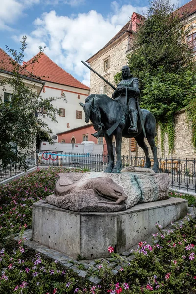 ザグレブ クロアチア 2018 聖ジョージの騎馬像とザグレブ クロアチア 1937 年にオーストリアの彫刻家 Kompatscher とワインダーによって彫刻龍 — ストック写真