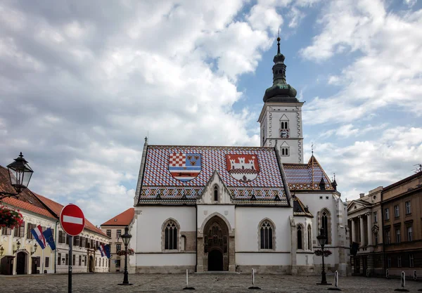 屋根の上の腕のザグレブ コート注目のザグレブ クロアチア 世紀に始まった 世紀に再建されたサン マルコ広場の聖マルコ教会 — ストック写真