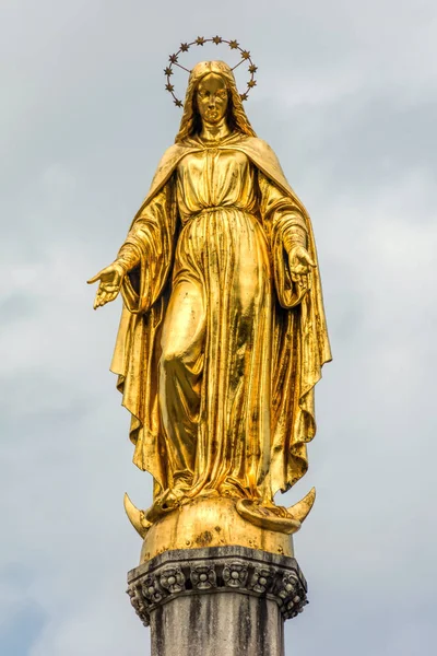 Estatua Dorada María Inmaculada Una Esfera Con Serpiente Luna Creciente —  Fotos de Stock