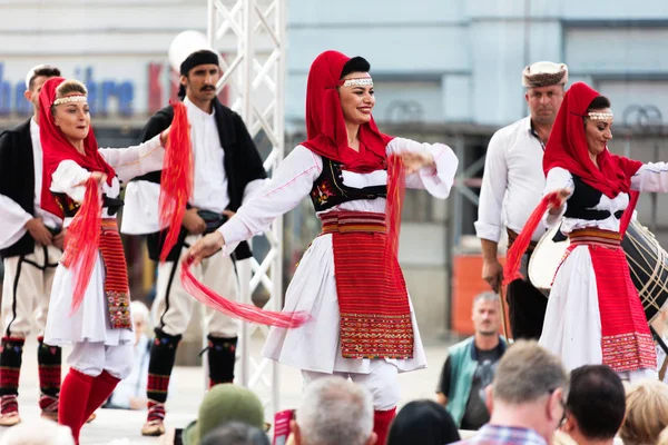 克罗地亚萨格勒布 2018年7月22日 克罗地亚民间舞蹈传统服装 在克罗地亚萨格勒布第五十二国际民俗节上表演 Jelacic 免版税图库照片