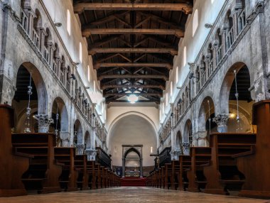 Zadar, Hırvatistan, 23 Temmuz 2018: İç St. Anastasia Zadar, Hırvatistan, 12 ve 13 yüzyıllarda Romanesk tarzında inşa Zadar Katedrali.