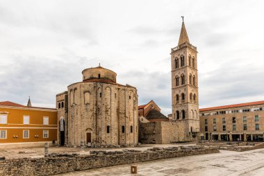 9. yüzyıl Kilisesi, St Donatus sol ve Zadar, Hırvatistan için sağdaki Zadar Katedrali'nin çan kulesi