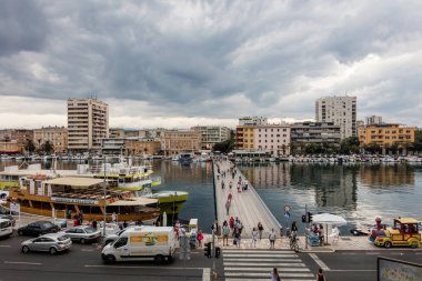 Zadar, Hırvatistan, 23 Temmuz 2018: Şehir Köprüsü deniz ortasında yer alan ve daha yeni mahalle Yarımadası ile bağlanır. Zadar içinde en yoğun yaya geçidi mi.