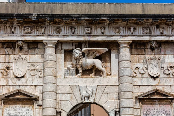ザダルの陸の門 1543 年にヴェネツィアの建築家ミケーレ Sanmicheli によって建てられたダルマチアのルネサンスの最高級の遺跡と考えられて — ストック写真