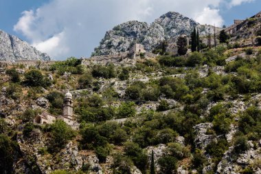 Kotor, Karadağ 15 ve 17 yüzyıllar arasında Venedik savunma çalışmaları kapsamında UNESCO'nun Dünya Mirası listesinde bulunan müstahkem şehir.