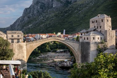 Mostar, Bosna, 28 Temmuz 2018: Mostar'ın eski köprü, İslami mimari, 16. yüzyılda, Bosna ve Hersek'in en tanınmış yerlerinden Osmanlılar tarafından örnek bir parçası