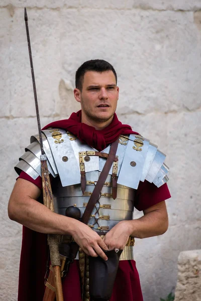 Split Kroatien Juli 2018 Man Utklädd Romersk Legionär Nära Ancient — Stockfoto