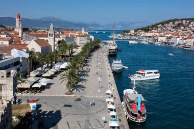 Trogir, Hırvatistan, 24 Temmuz 2018: Trogir, Hırvatistan Adriyatik sahili tarihi bir kent. Unesco Dünya Mirası Venedik mimariyi yansıtmasından dolayı kentin merkezidir.
