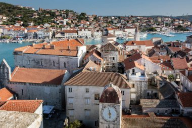 Trogir, Hırvatistan, 24 Temmuz 2018: Trogir, Hırvatistan Adriyatik sahili tarihi bir kent. Unesco Dünya Mirası Venedik mimariyi yansıtmasından dolayı kentin merkezidir.
