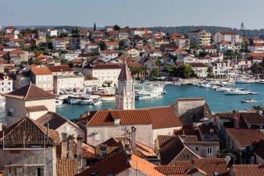 Trogir, Hırvatistan, 24 Temmuz 2018: Trogir, Hırvatistan Adriyatik sahili tarihi bir kent. Unesco Dünya Mirası Venedik mimariyi yansıtmasından dolayı kentin merkezidir.