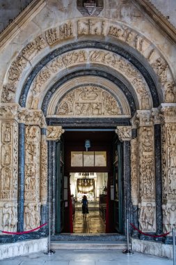 13. yüzyılda portal Trogir, Hırvatistan Yerel mimar ve heykeltıraş Master Radovan, Dalmaçya Ortaçağ Sanat en anıtsal eserleri tarafından oyulmuş, St. Lawrence Katedrali.