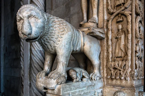 第十三世纪门户的圣劳伦斯大教堂在特罗吉尔 克罗地亚 雕刻由当地建筑师和雕塑大师 在达尔马提亚中世纪艺术最不朽的作品之一 — 图库照片
