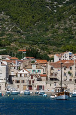 Komiza, Hırvatistan, 27 Temmuz 2018: Komiza, 17 ve 18. yüzyılda taş kasaba evleri, Hum tepenin eteklerinde Vis Adası batı kıyısında Hırvat beldesi.